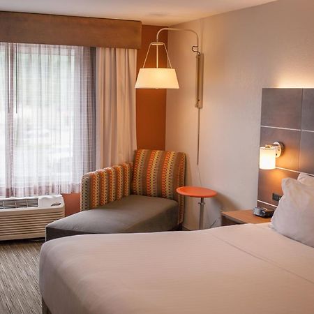 Holiday Inn Express & Suites Logan, An Ihg Hotel Buitenkant foto