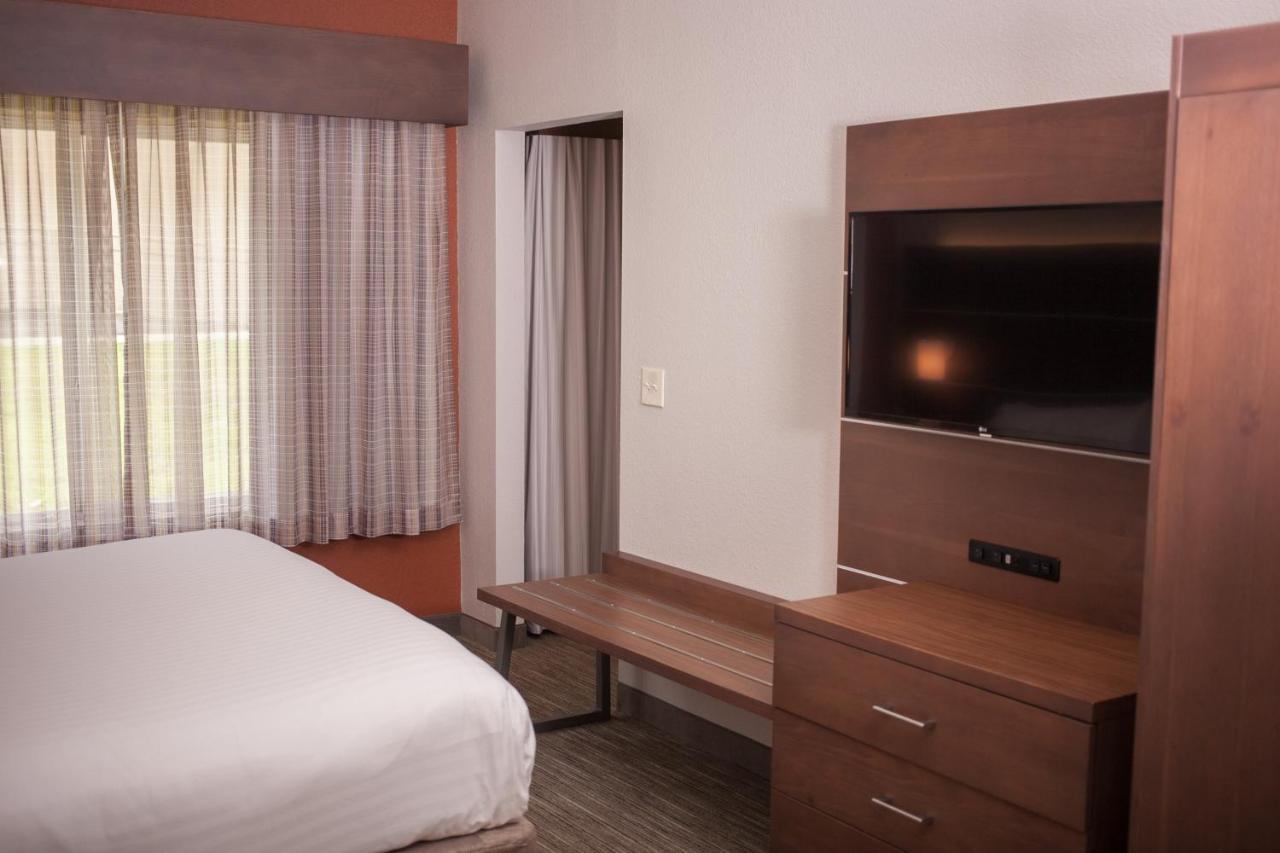 Holiday Inn Express & Suites Logan, An Ihg Hotel Buitenkant foto