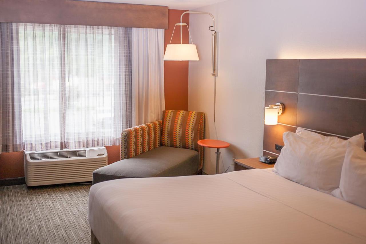 Holiday Inn Express & Suites Logan, An Ihg Hotel Buitenkant foto