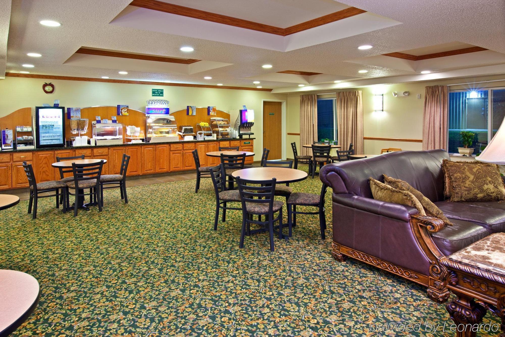 Holiday Inn Express & Suites Logan, An Ihg Hotel Buitenkant foto