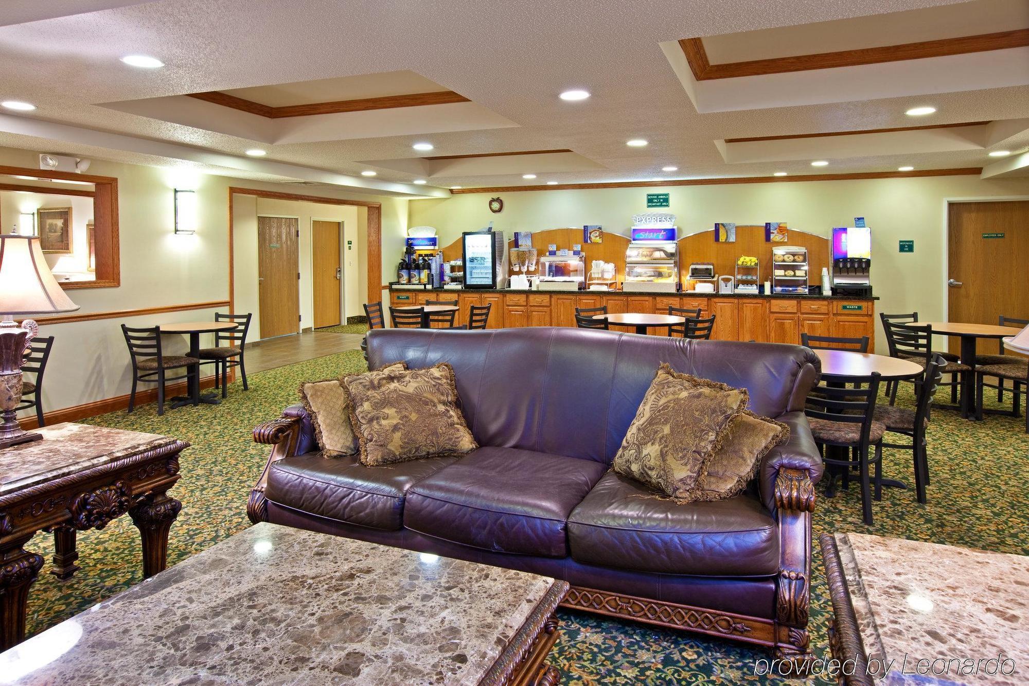 Holiday Inn Express & Suites Logan, An Ihg Hotel Buitenkant foto