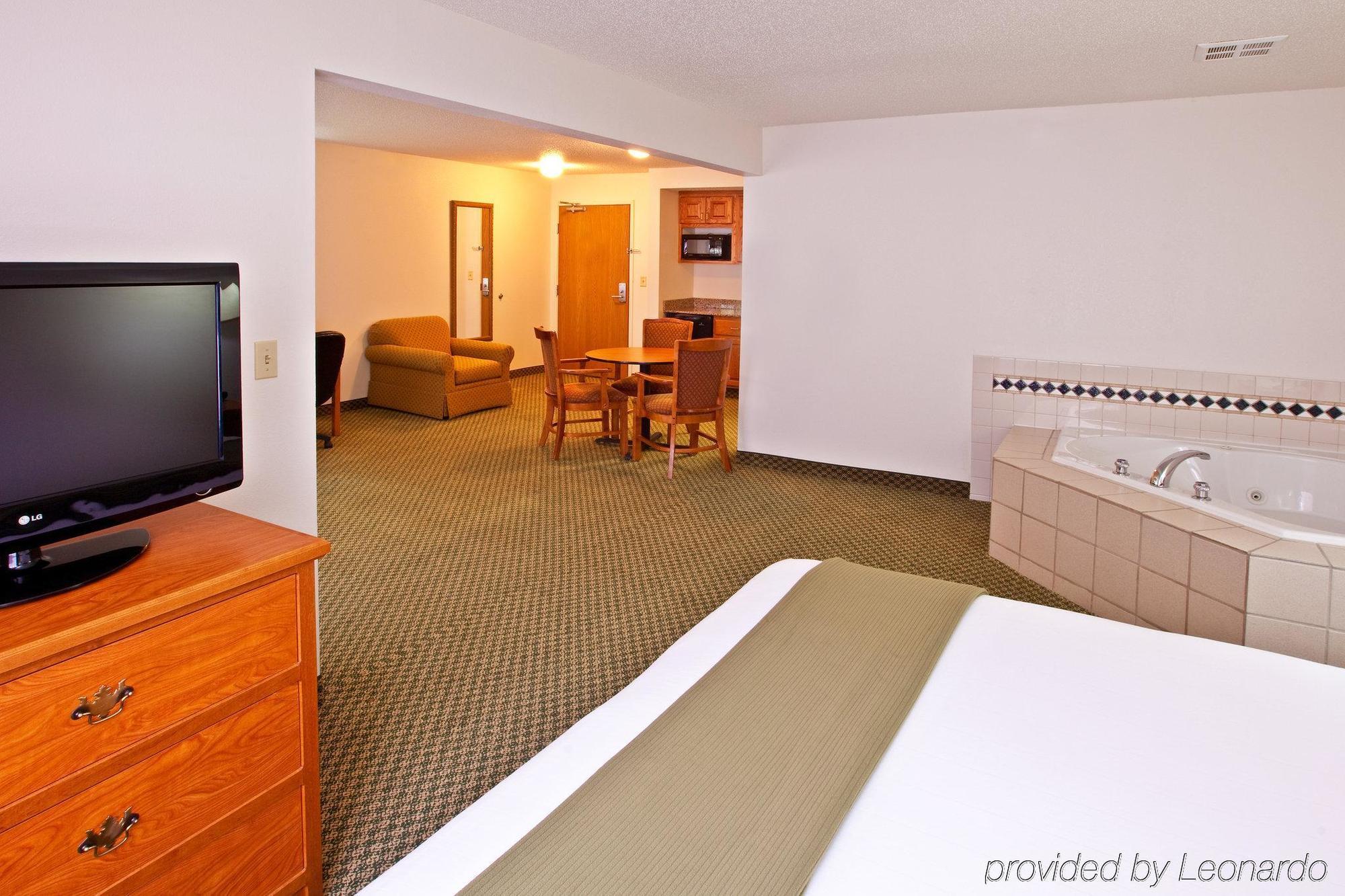 Holiday Inn Express & Suites Logan, An Ihg Hotel Kamer foto