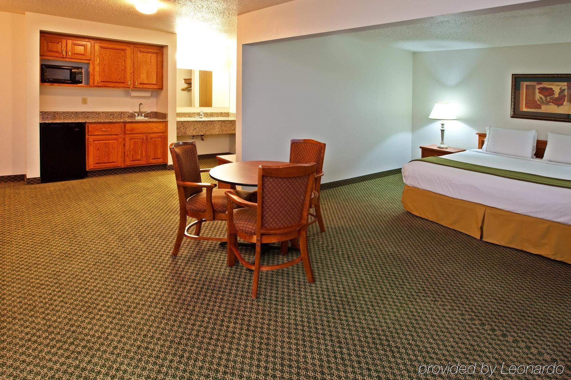 Holiday Inn Express & Suites Logan, An Ihg Hotel Kamer foto