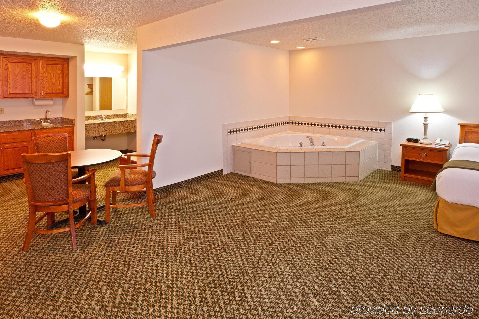Holiday Inn Express & Suites Logan, An Ihg Hotel Kamer foto
