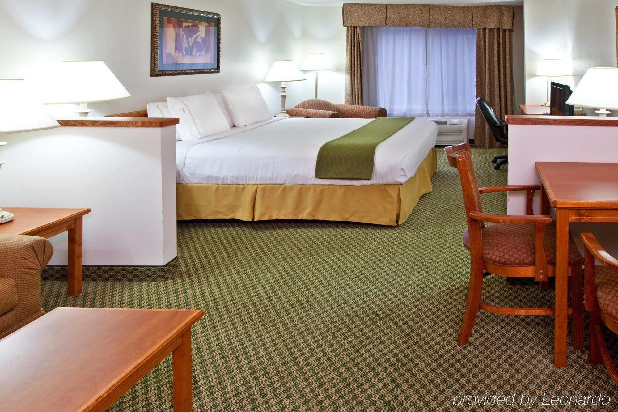 Holiday Inn Express & Suites Logan, An Ihg Hotel Kamer foto