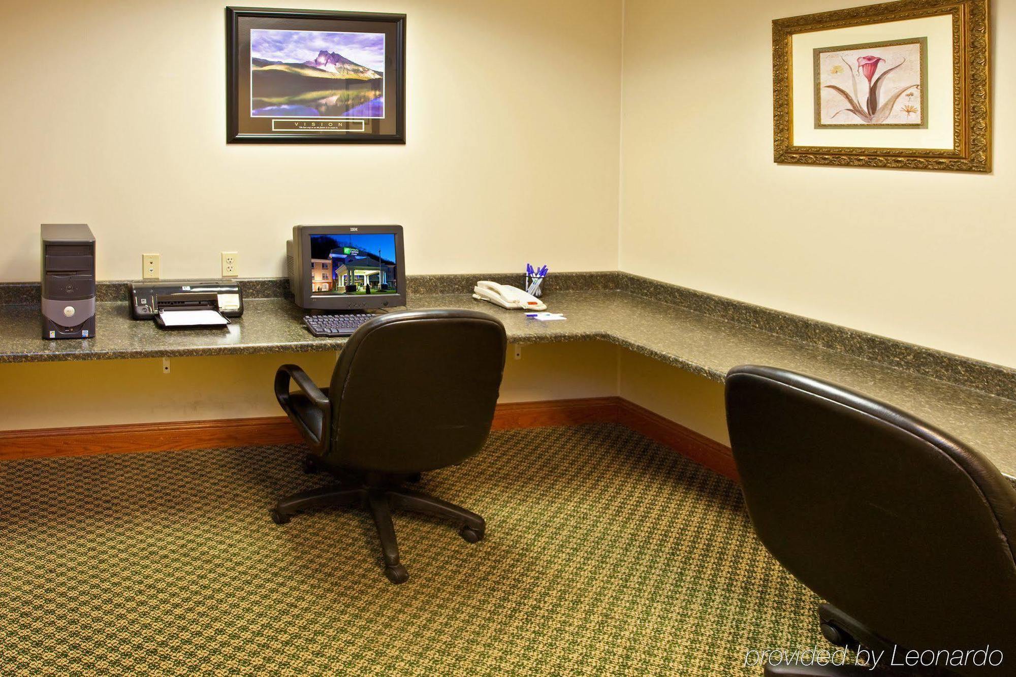 Holiday Inn Express & Suites Logan, An Ihg Hotel Buitenkant foto