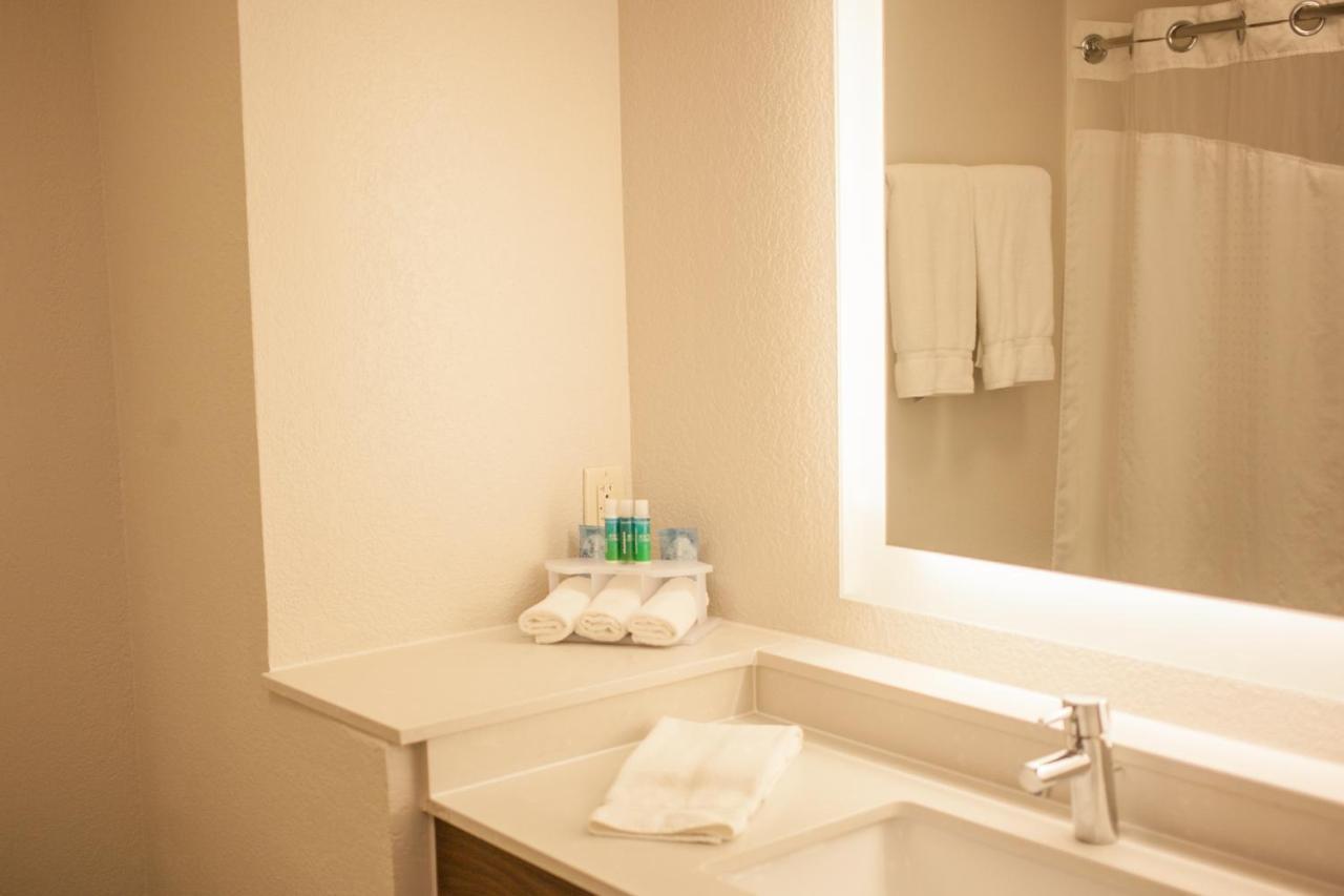 Holiday Inn Express & Suites Logan, An Ihg Hotel Buitenkant foto