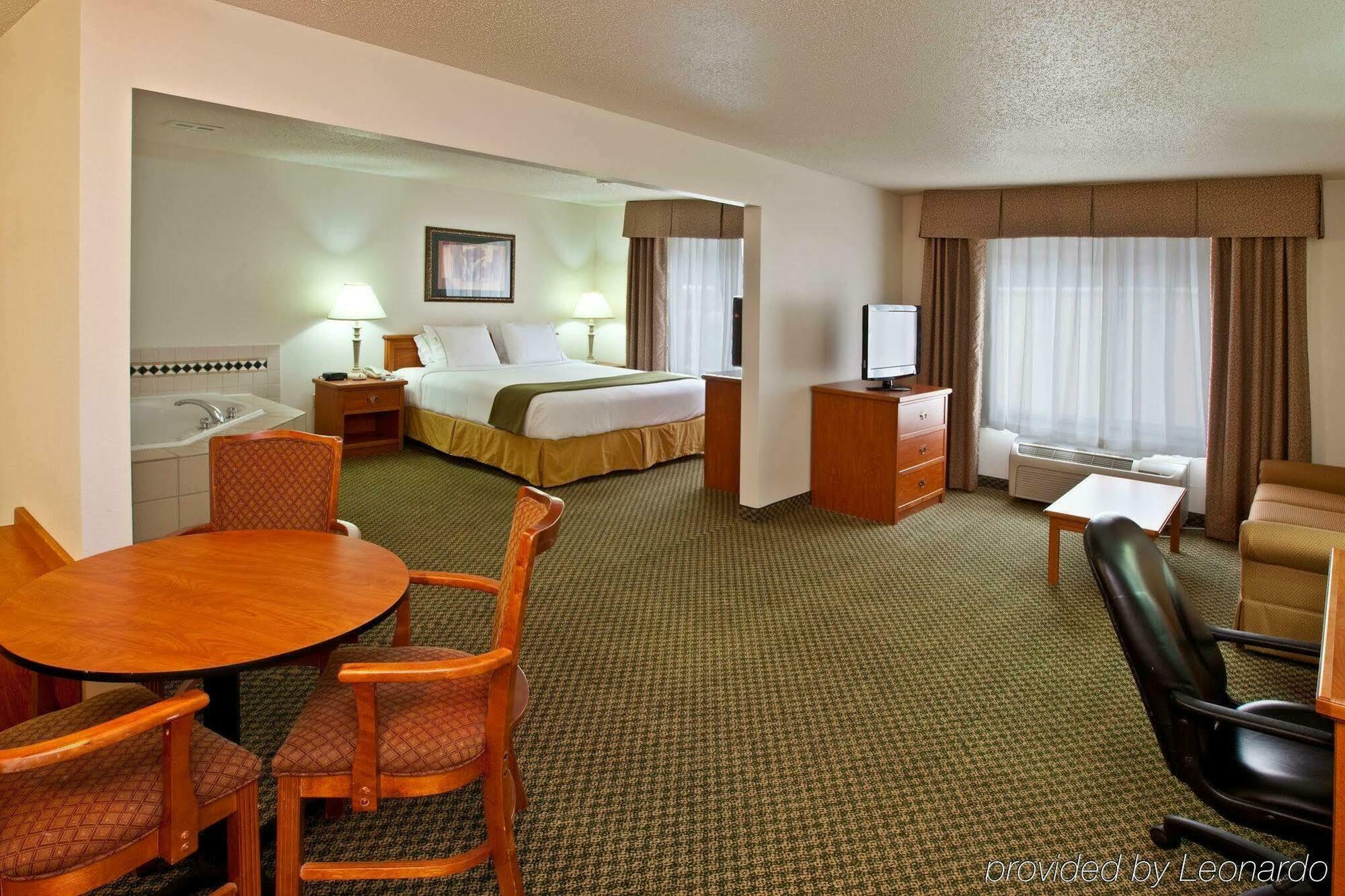 Holiday Inn Express & Suites Logan, An Ihg Hotel Buitenkant foto