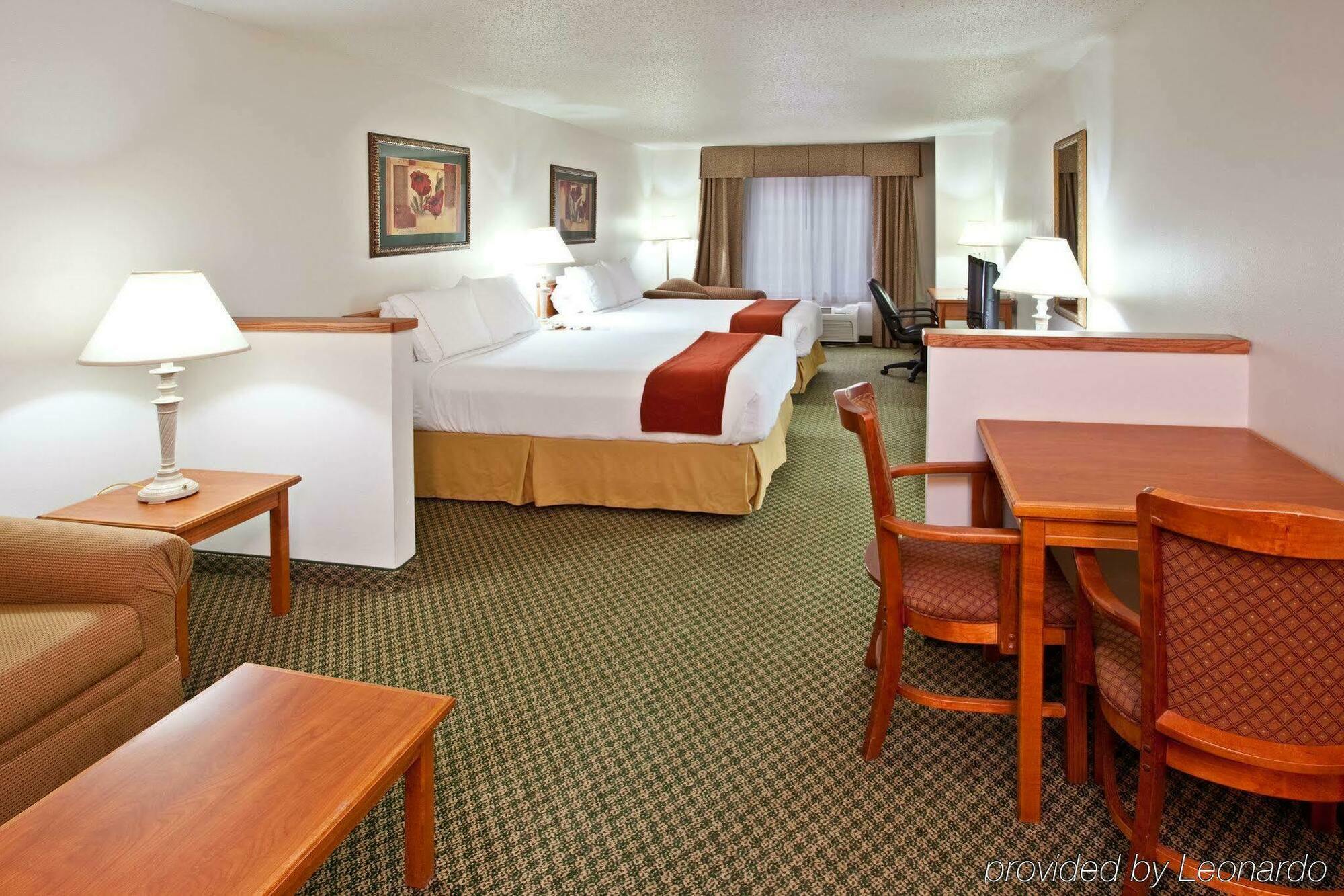 Holiday Inn Express & Suites Logan, An Ihg Hotel Buitenkant foto