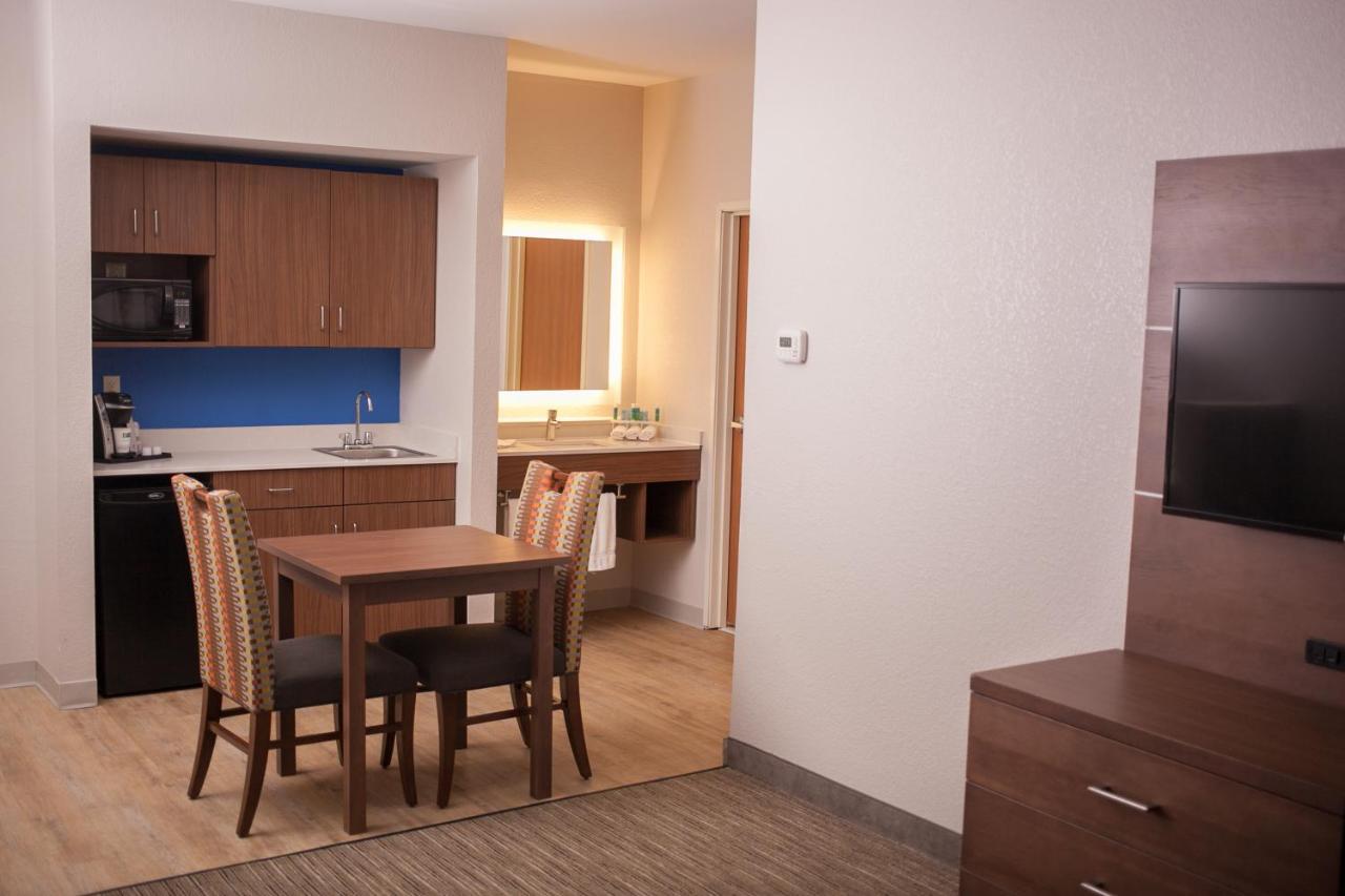 Holiday Inn Express & Suites Logan, An Ihg Hotel Buitenkant foto