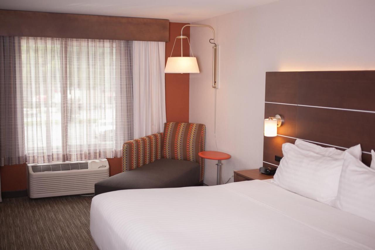 Holiday Inn Express & Suites Logan, An Ihg Hotel Buitenkant foto