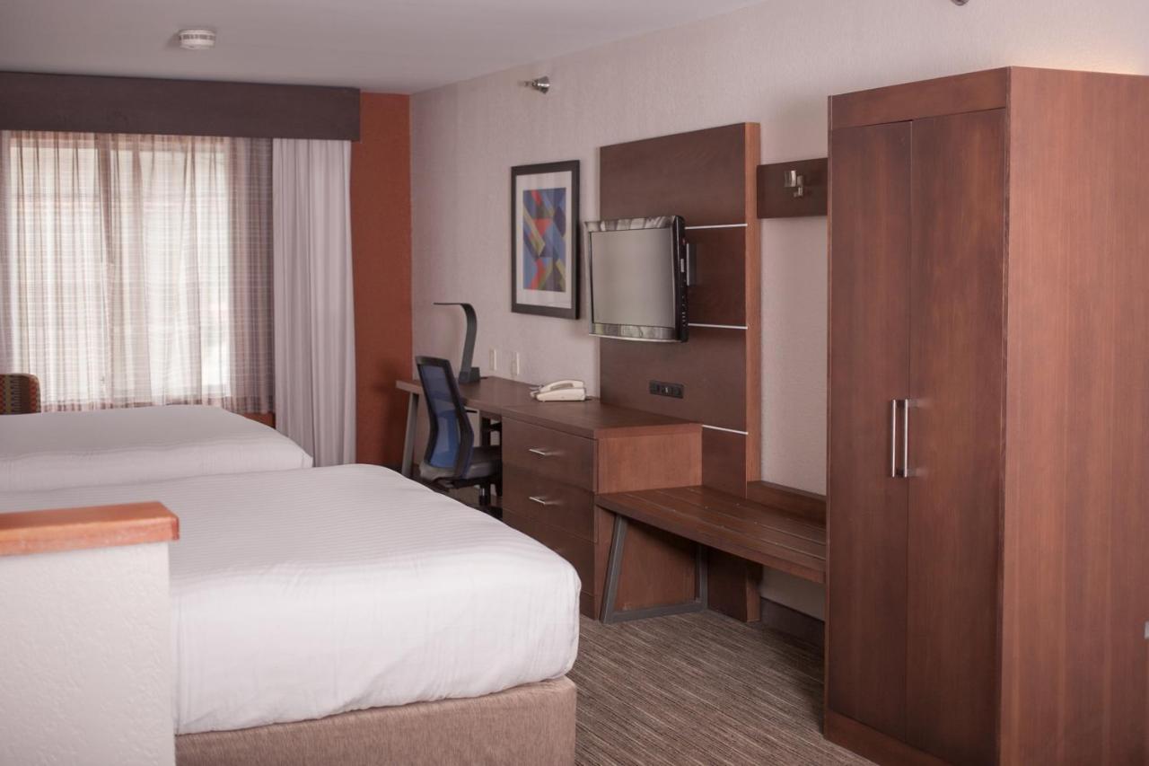 Holiday Inn Express & Suites Logan, An Ihg Hotel Buitenkant foto