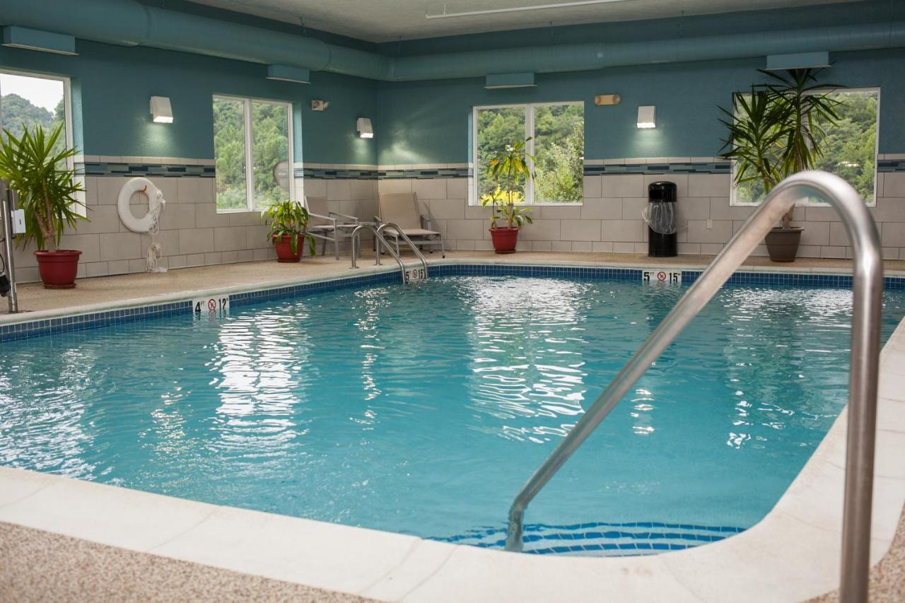 Holiday Inn Express & Suites Logan, An Ihg Hotel Buitenkant foto