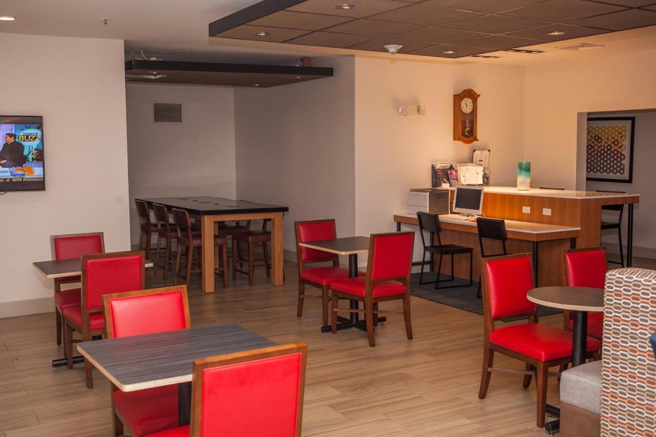 Holiday Inn Express & Suites Logan, An Ihg Hotel Buitenkant foto
