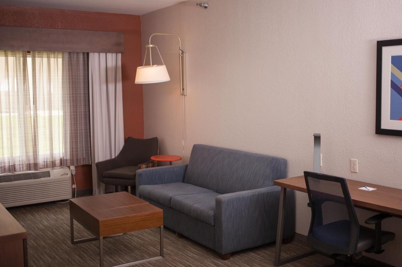 Holiday Inn Express & Suites Logan, An Ihg Hotel Buitenkant foto