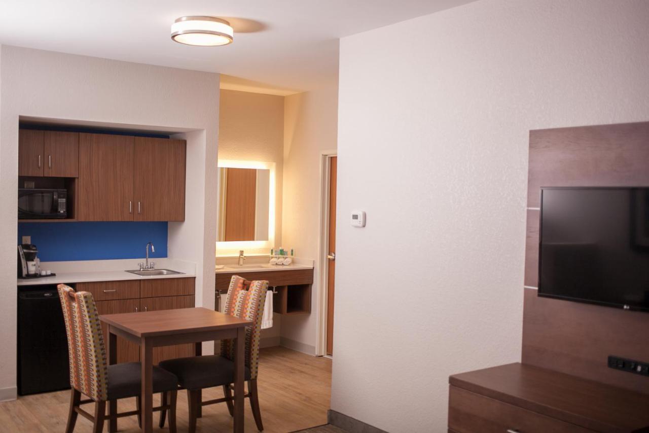 Holiday Inn Express & Suites Logan, An Ihg Hotel Buitenkant foto