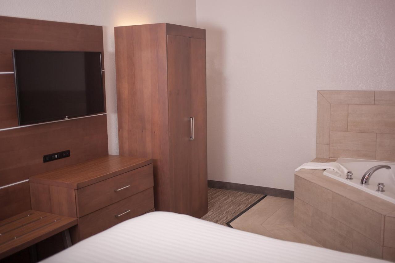 Holiday Inn Express & Suites Logan, An Ihg Hotel Buitenkant foto