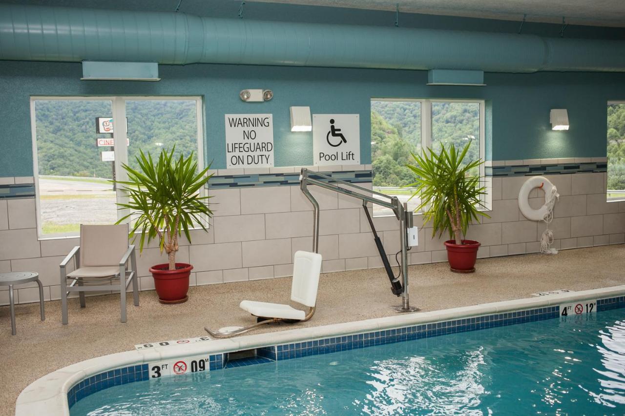 Holiday Inn Express & Suites Logan, An Ihg Hotel Buitenkant foto