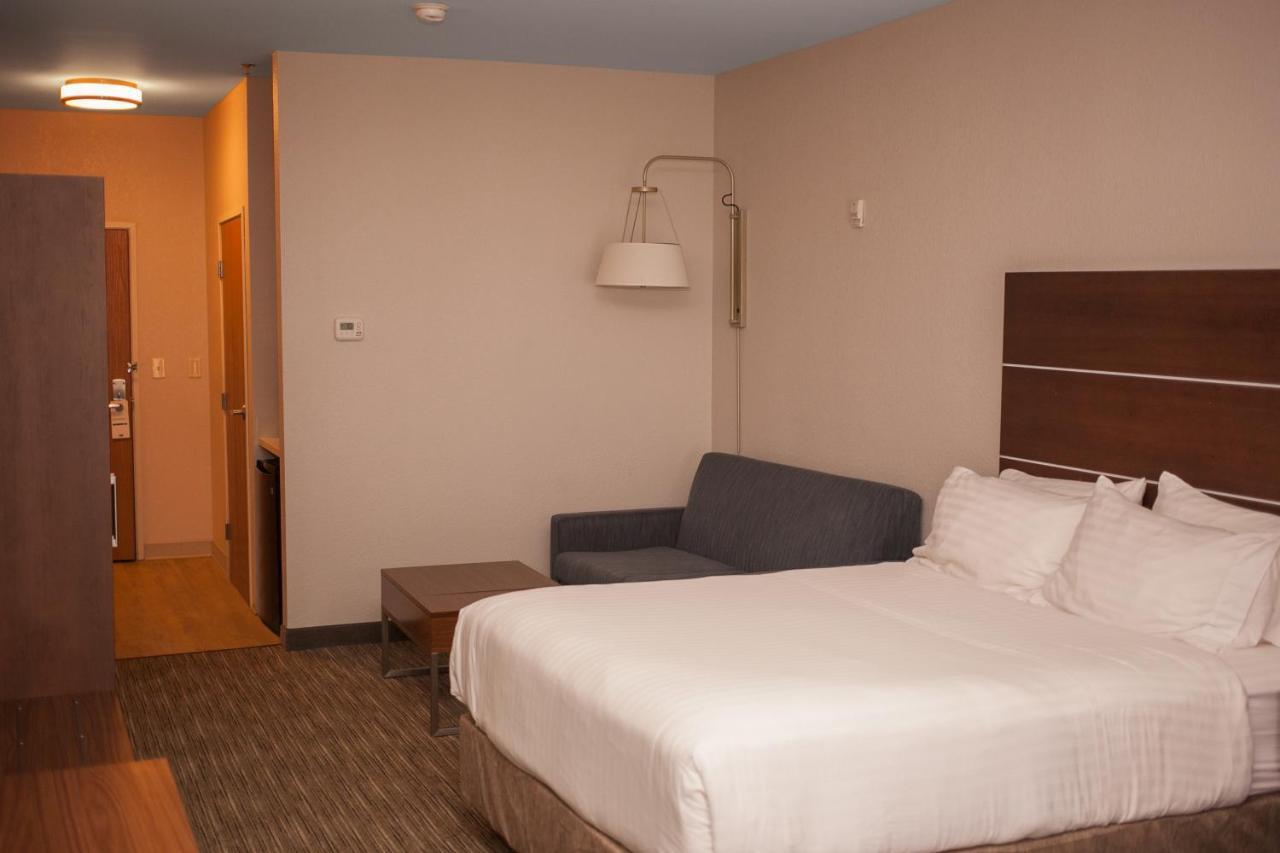 Holiday Inn Express & Suites Logan, An Ihg Hotel Buitenkant foto