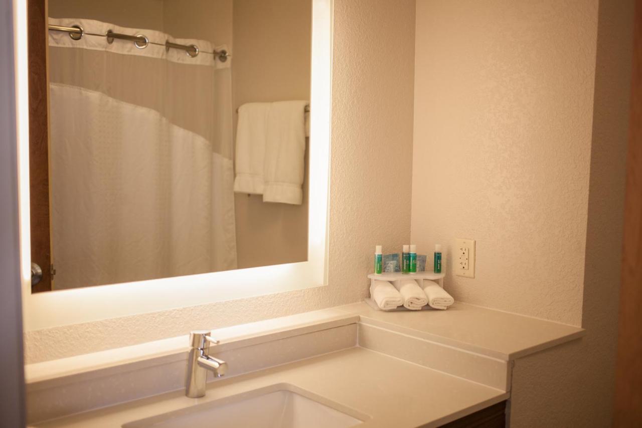 Holiday Inn Express & Suites Logan, An Ihg Hotel Buitenkant foto