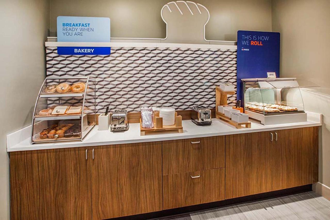 Holiday Inn Express & Suites Logan, An Ihg Hotel Buitenkant foto