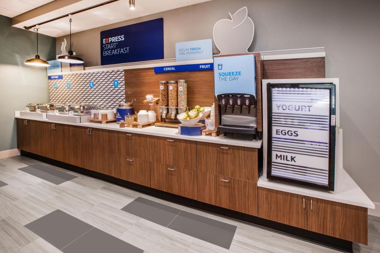 Holiday Inn Express & Suites Logan, An Ihg Hotel Buitenkant foto