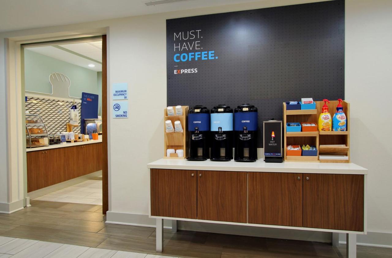 Holiday Inn Express & Suites Logan, An Ihg Hotel Buitenkant foto
